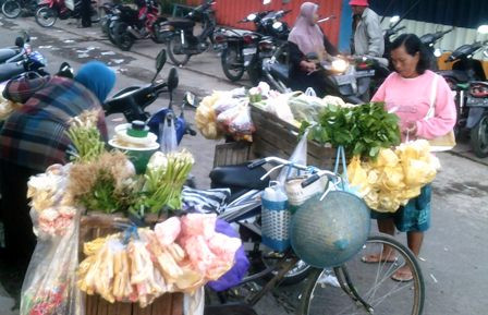 Mlijo <i>Sambat</i> ke Jokowi Soal Kenaikan Harga Sembako