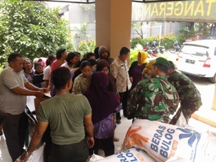 Warga Kelurahan Petir Antusias Sambut Operasi Beras Murah