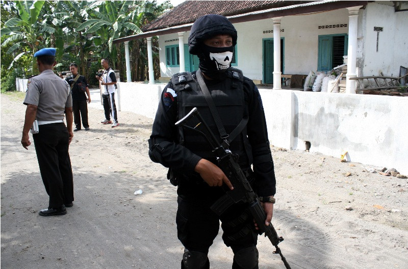  Anggota Densus 88 melakukan penyisiran rumah keluarga Teroris Poso, Rony alias Joko yang ditembak mati oleh Tim Densus 88 di Dusun Larangan, Desa Krenceng, Kecamatan Kepung, Kabupaten Kediri, Jawa Timur, Jumat (16/2). Antara/Rudi Mulya