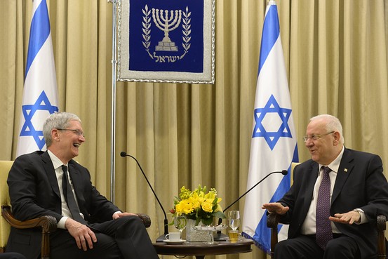 CEO Apple Tim Cook bertemu dengan Presiden Israel Reuven Rivlin di Jerusalem pada Rabu kemarin. Amos Ben Gershom, Israel Government Press Office