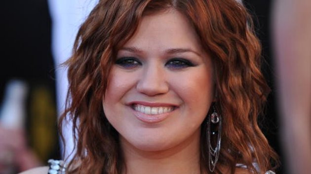 Kelly Clarkson Buka-bukaan Soal Cinta Pertamanya
