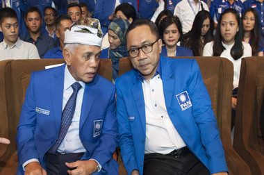 Besan Amien Rais Berlinang Air Mata di Pelukan Hatta