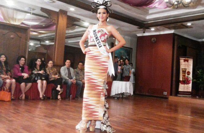 Elvira Devinamira Banting Setir Jadi Presenter