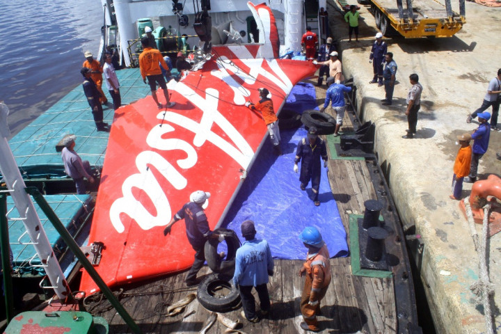 Badan Pesawat AirAsia QZ8501 Tiba di Pelabuhan Tanjung Priok