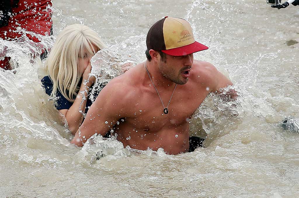 Galang Amal, Lady Gaga Terjun ke Air Sedingin Es