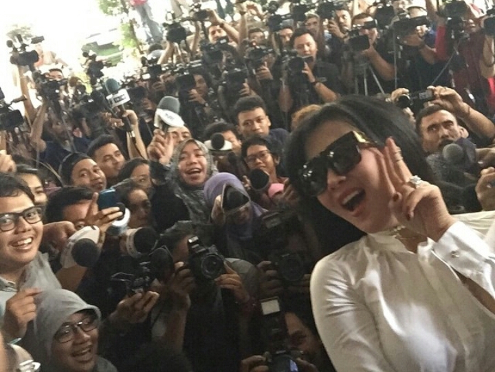 Usai Diperiksa Polisi, Syahrini <i>Selfie</i> Bersama <i>Tercintaahh...</i> 