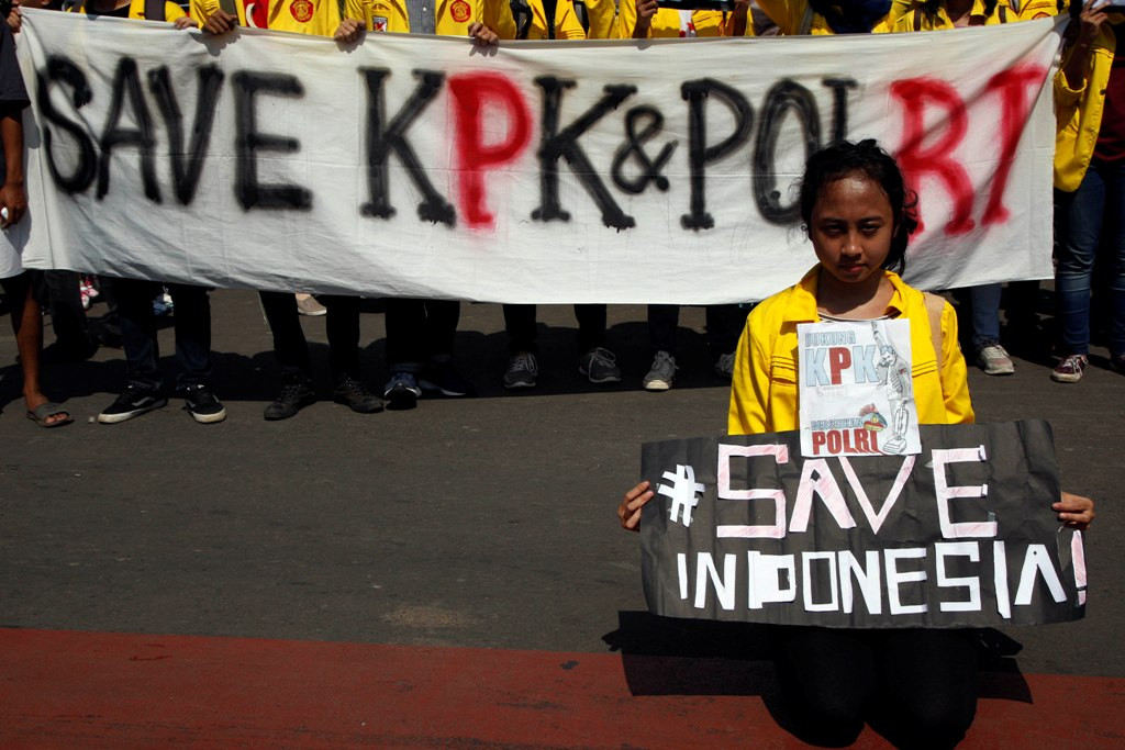 Ratusan mahasiswa Universitas Indonesia berunjuk rasa di Bundaran HI, Jakarta, Minggu (22/2/2015). Foto: MI/Rommy Pujianto 