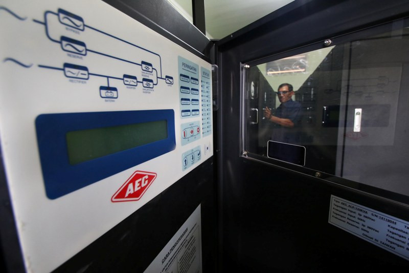  Petugas menunjukkan uninterruptible power supply (UPS) di SMA 65 Jakarta. (foto:antara)