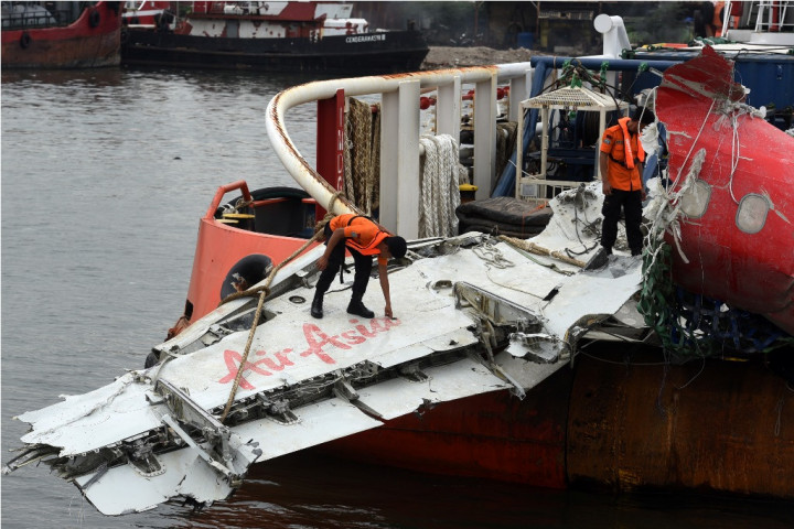 Saat Potong Badan AirAsia QZ8501, KNKT Temukan Pakaian 