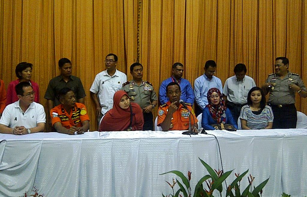 Operasi pokok pencarian korban AirAsia QZ8501 yang jatuh di sekitar Perairan Pangkalan Bun, Selat Karimata, Kalimantan Tengah, resmi dihentikan, Selasa (3/3/2015). Foto: Amaluddin