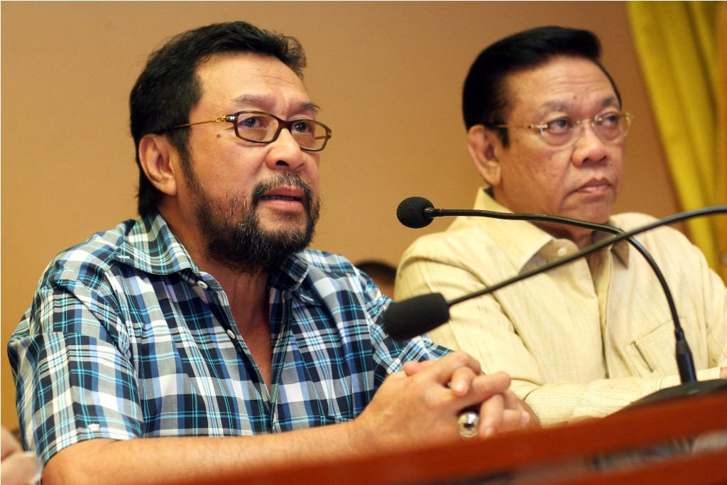 Ketum Golkar Versi Munas Ancol Agung Laksono (kanan) dan Waketum Partai Golkar (Munas Ancol) Yorrys Raweyai (kiri) -- MI/Immanuel Antonius