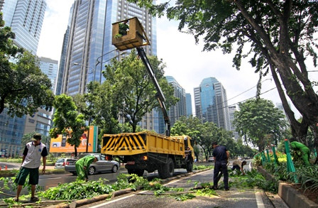 Empat Jam Jaringan Listrik PLN Garut Selatan Putus