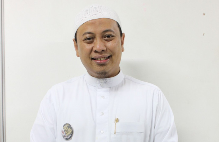 Penampilan Baru Opick, Pakai Tongkat