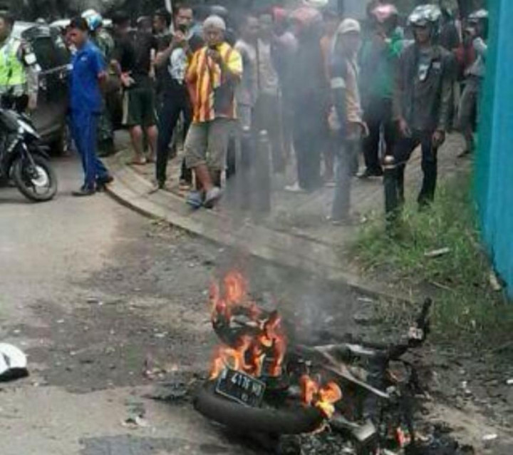 Motor Pembegal Dibakar Massa di Citra Raya Tangerang
