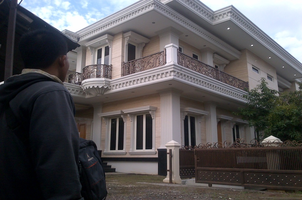 Rumah utama Fuad Amin di Bangkalan disita KPK, sumber foto: Metrotvnews.com/ Agus Josiandi