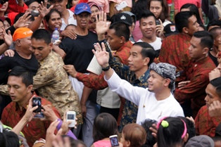 ​Sapa Warga, Jokowi Lari Kecil di Perayaan Cap Go Meh di Bogor
