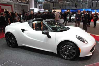 Alfa Romeo 4C Spider Kembali Ujuk Gigi di Geneva 2015