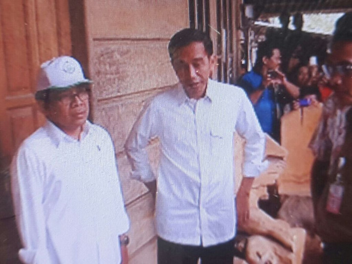 Tertarik Kayu Jati, Jokowi Berhenti di Tengah Jalan