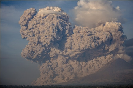 Gunung Soputan Meletus, Abu Membumbung Setinggi 4,5 KM
