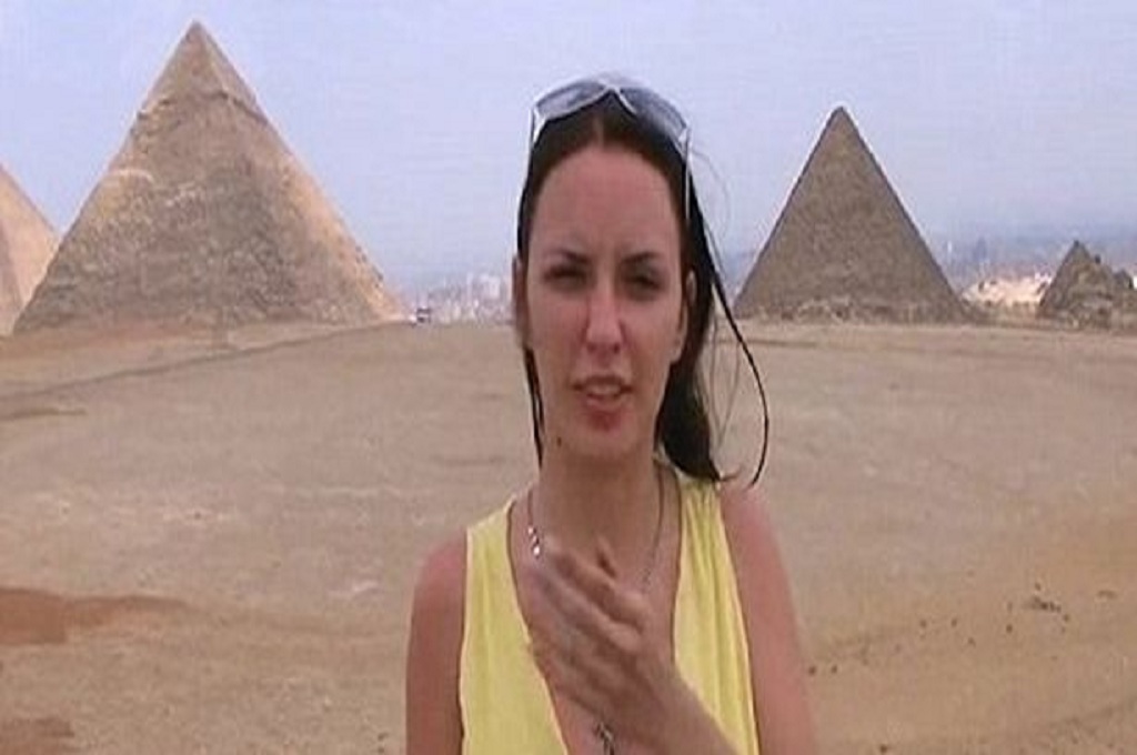 Foto dari video seorang perempuan yang melakukan adegan porno di area Piramida Mesir - Mirror / YouTube