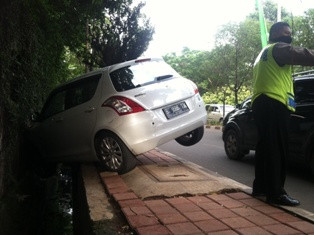 Hindari Sepeda Motor, Swift Nangkring ke Atas Trotoar