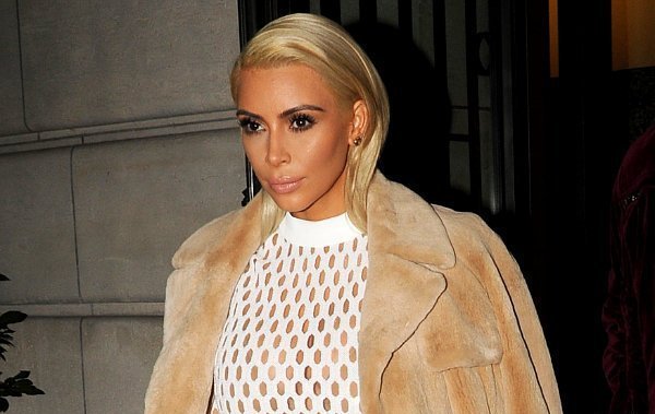 Keluar dari Hotel, Kim Kardashian Pakai Baju Jaring