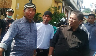 Aksi Lulung di Tengah Korban Kebakaran  