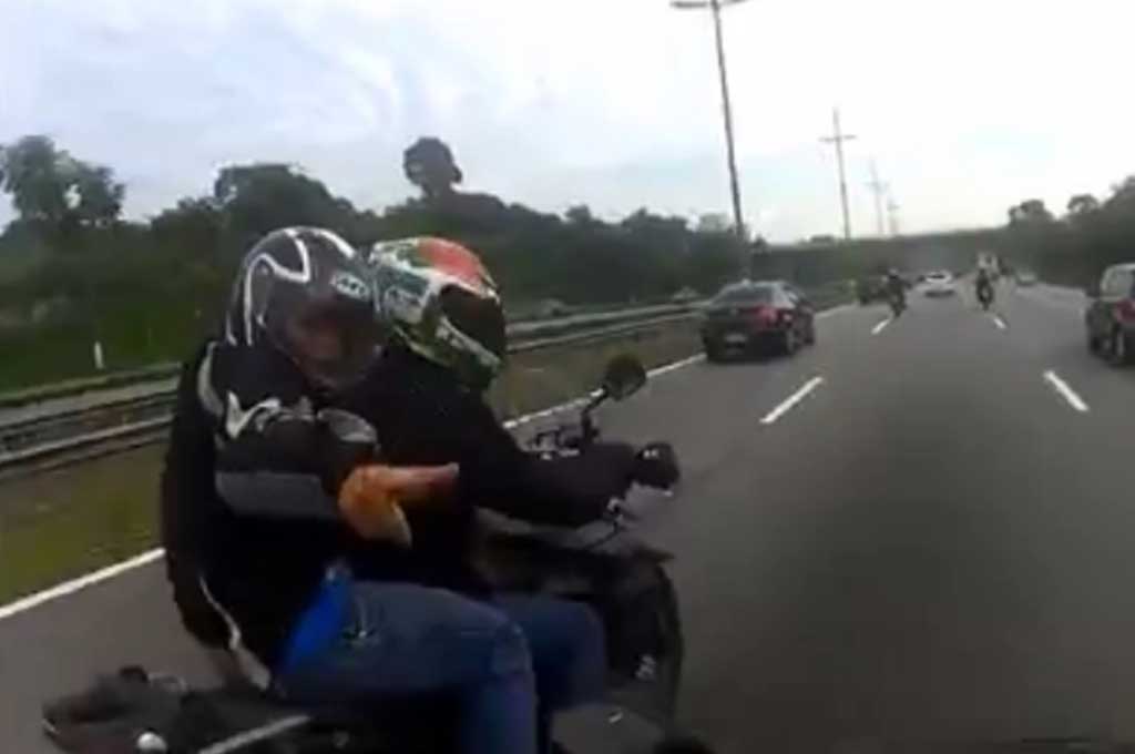 Begal mengacungkan jari pertanda ancaman penembakan, agar sang korban mau berhenti dan memberikan motornya. 