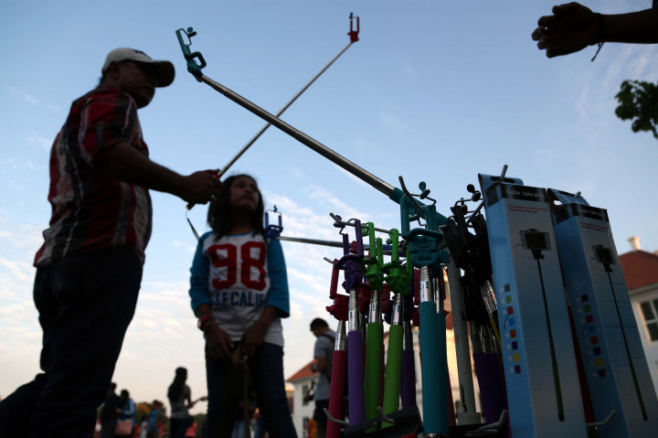 Beberapa Museum Larang Penggunaan Tongsis