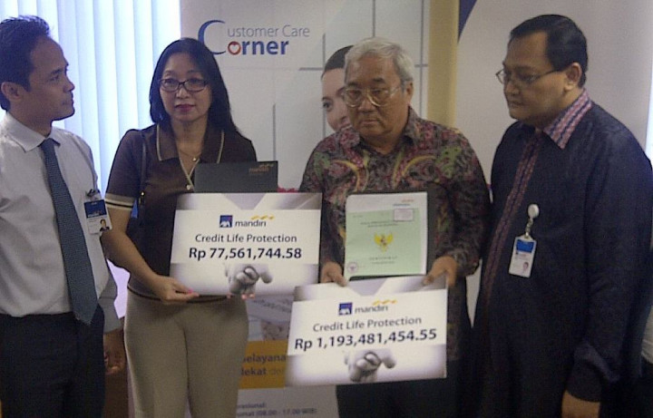 3 Keluarga Korban AirAsia Terima Uang Asuransi 