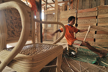 Perajin Mebel Rotan Nikmati Tingginya Nilai Dolar 
