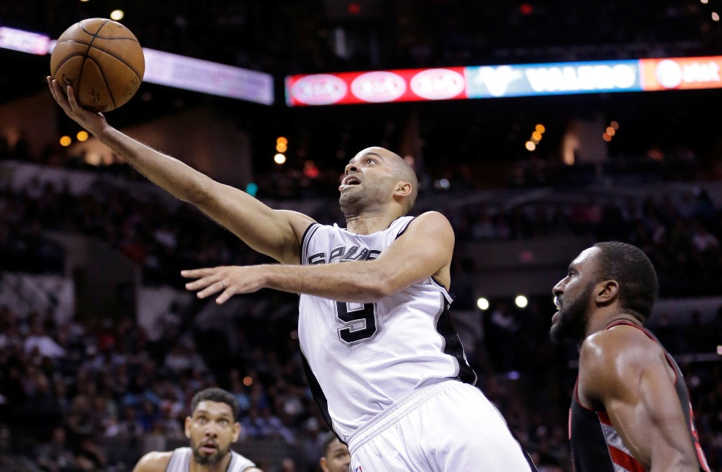 Bintang San Antonio Spurs, Tony Parker saat melakukan lay-up ke jaring Toronto Raptors (Foto: AP Photo/Eric Gay)