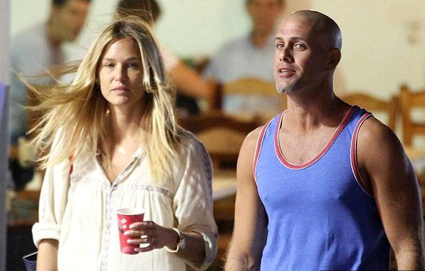 Mantan Kekasih Leonardo DiCaprio Bertunangan