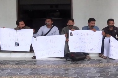 Sejumlah Wartawan Gelar Aksi Tutup Mulut di DPRD Sumenep