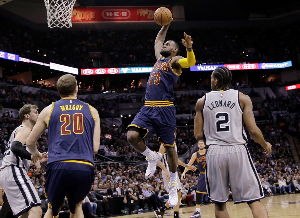 LeBron James saat melakukan dunk. (Foto: AP/Eric Gay)