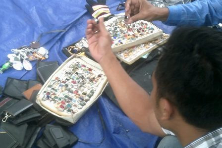 Jumat Bawa Berkah Bagi Penjual Akik Imitasi di Malang