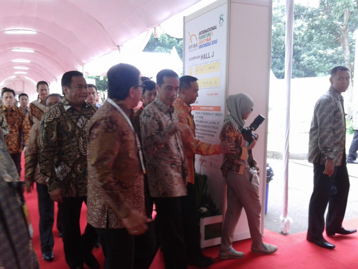 Sedang <i>Ngetren</i>, Jokowi Jajal Pakai Batu Akik 