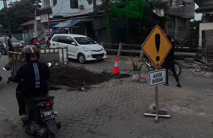 Jembatan Ambles di Perumnas Bekasi Ganggu Aktivitas Warga