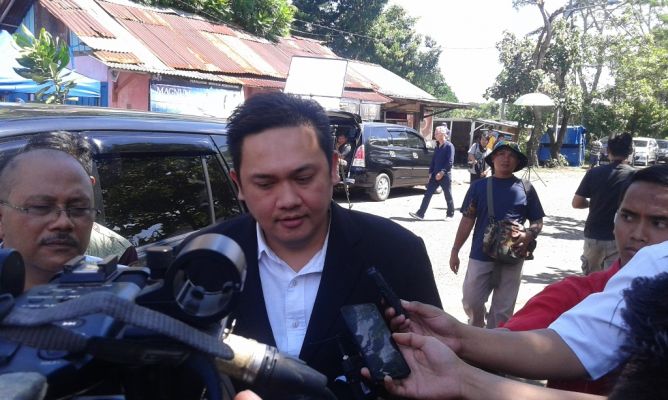 Kaka 'Slank' Disomasi, Farhat Abbas: Hei Kaka, Dibayar Berapa Kau?