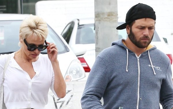 Tak Cukup Gugat Cerai, Pamela Anderson Ingin Suami Ditahan