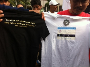 Baju <i>#SavehajiLulung</i> Diserbu Warga 