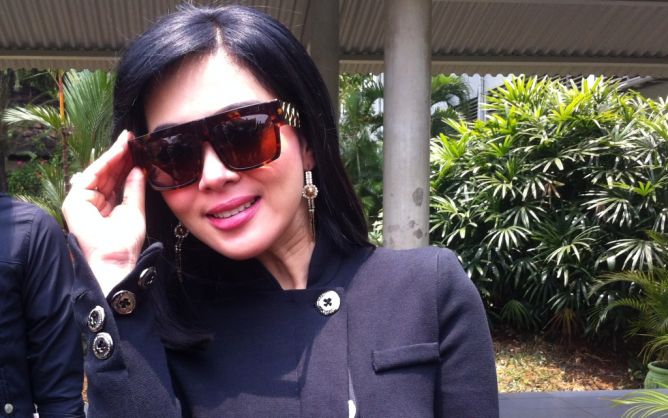 Topeng Perak Syahrini Dijadikan Olok-olok Meme