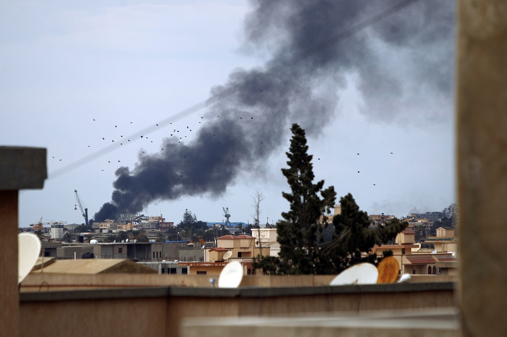 Asap berkobar dari kota pelabuhan Benghazi, Libya - AFP / ABDULLAH DOMA