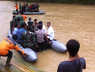 Menteri Anies dan Menteri Basuki Tinjau Jembatan Runtuh di Lebak