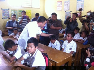 Aksi Mendikbud di Tengah Murid SD    