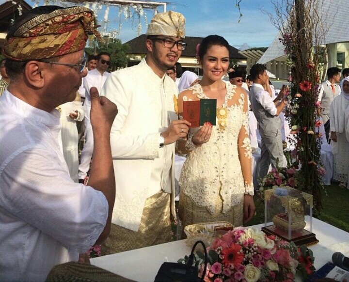 Di Bali, Revalina Resmi Mengikat Janji Suci