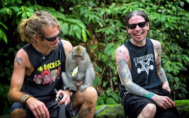 Liburan di Bali, Lamb of God <i>Surfing</i> hingga Bermain dengan Monyet