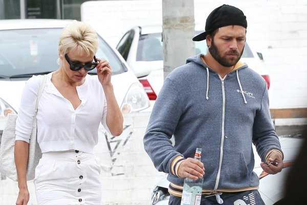 Suami Tuduh Pamela Anderson Pembunuh Bayi