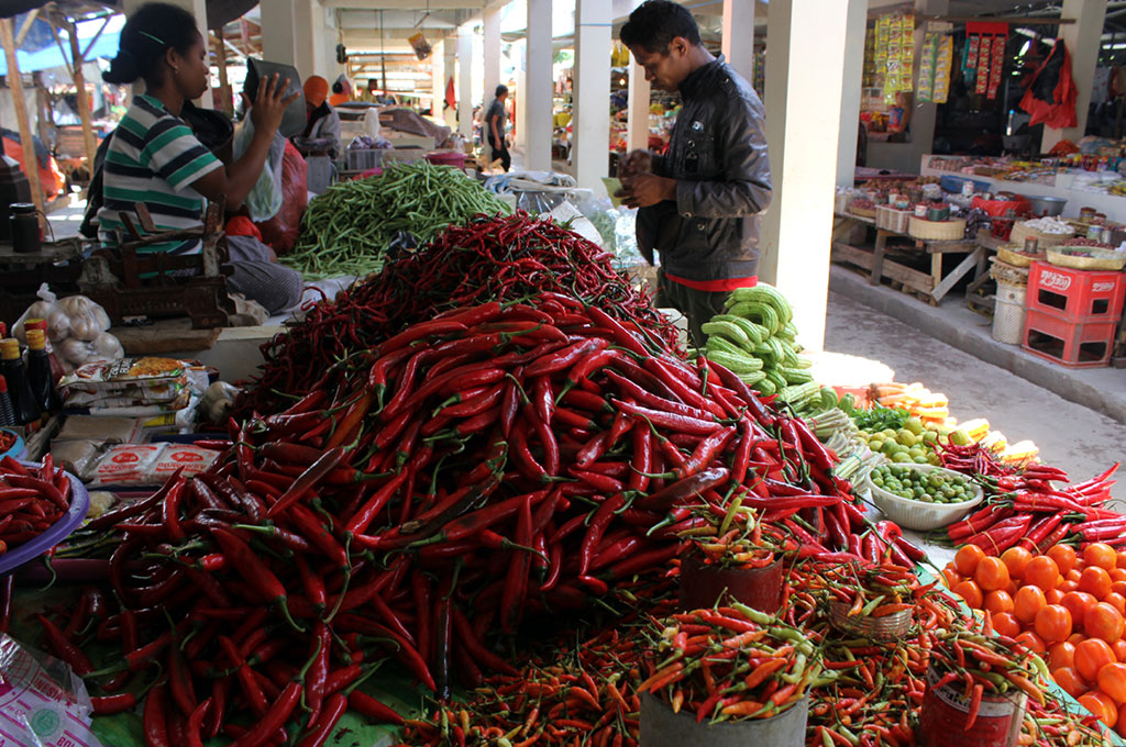 Pedagang melayani pembeli di pasar. (Ilustrasi: MI/Palce Amalo)