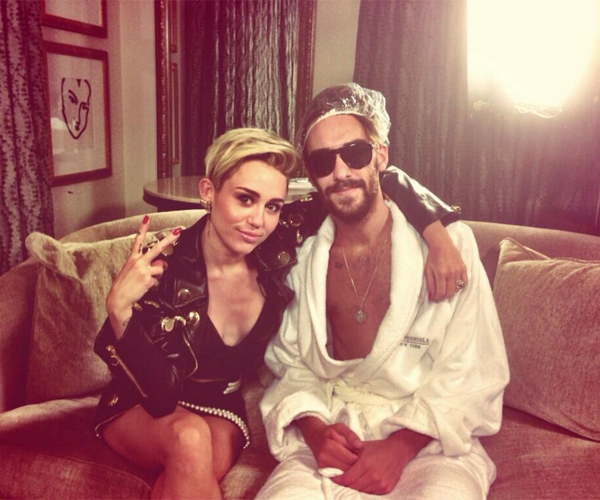 Kekasih Selingkuh, Miley Cyrus Balas Pamer Foto dengan Pria Lain